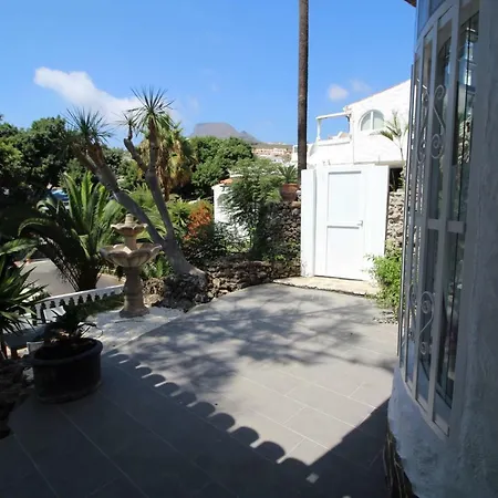 Sunny House, بيت للعطل *